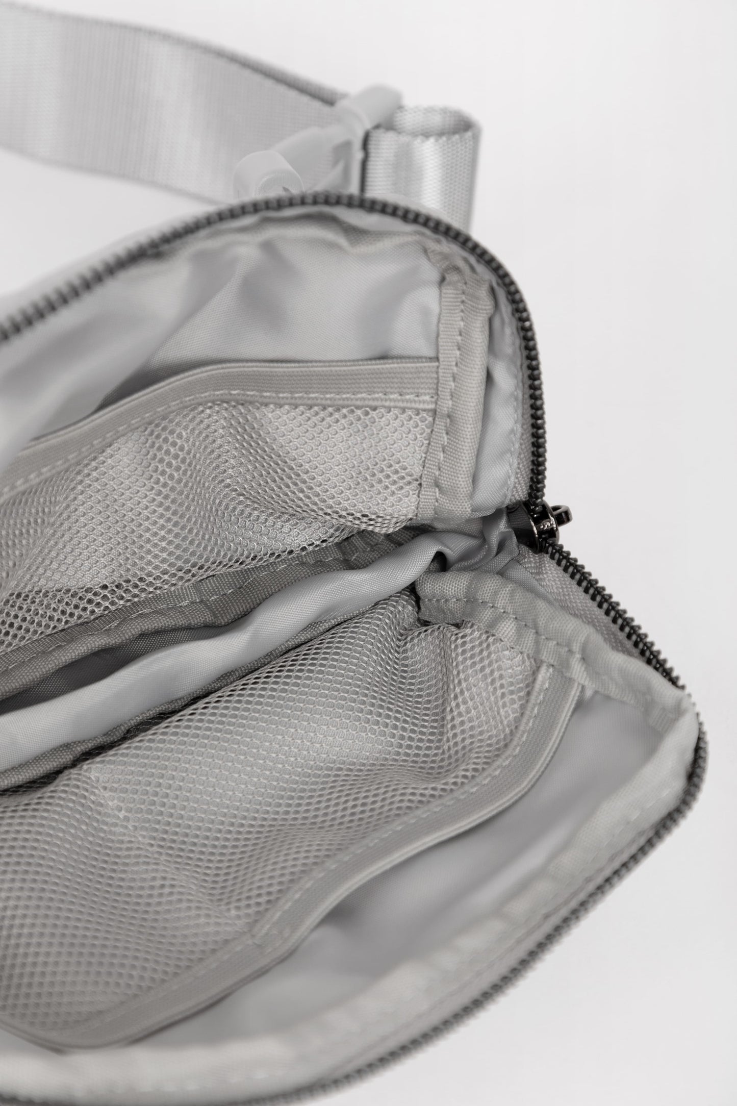 ESSENTIAL BELT BAG LIGHT GREY
