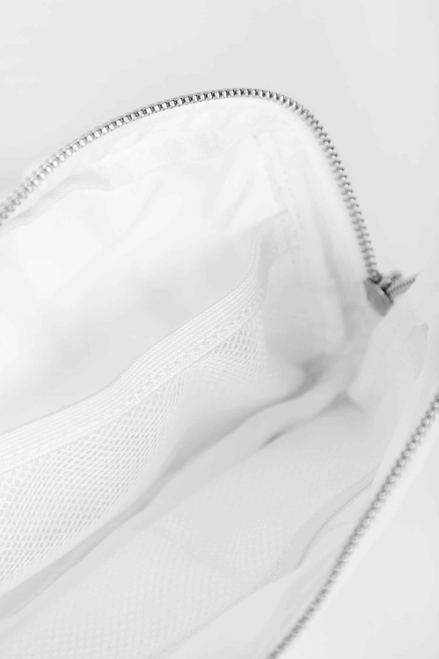 ESSENTIAL BELT BAG WHITE