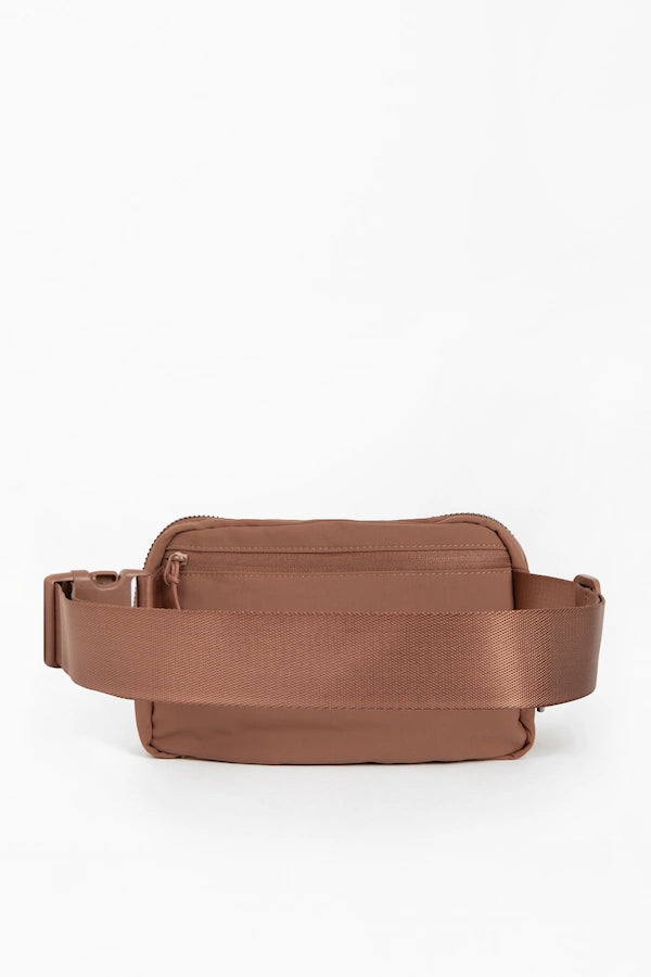 ESSENTIAL BELT BAG BROWN